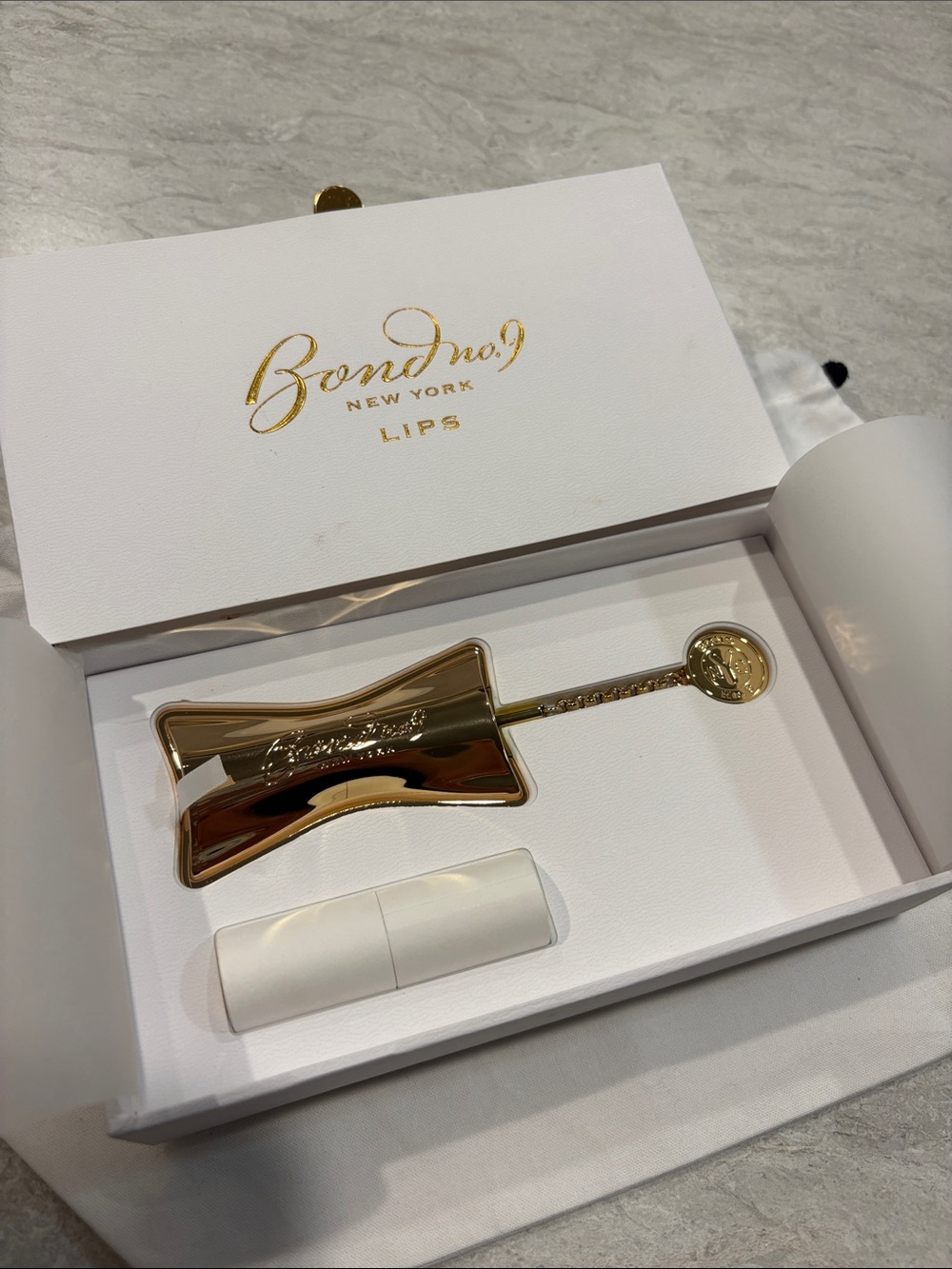 Bond No. 9 New York LIPS Gold Lip Spoon with White Case